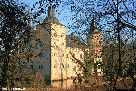Burg-Veynau-mit-Wassergraben